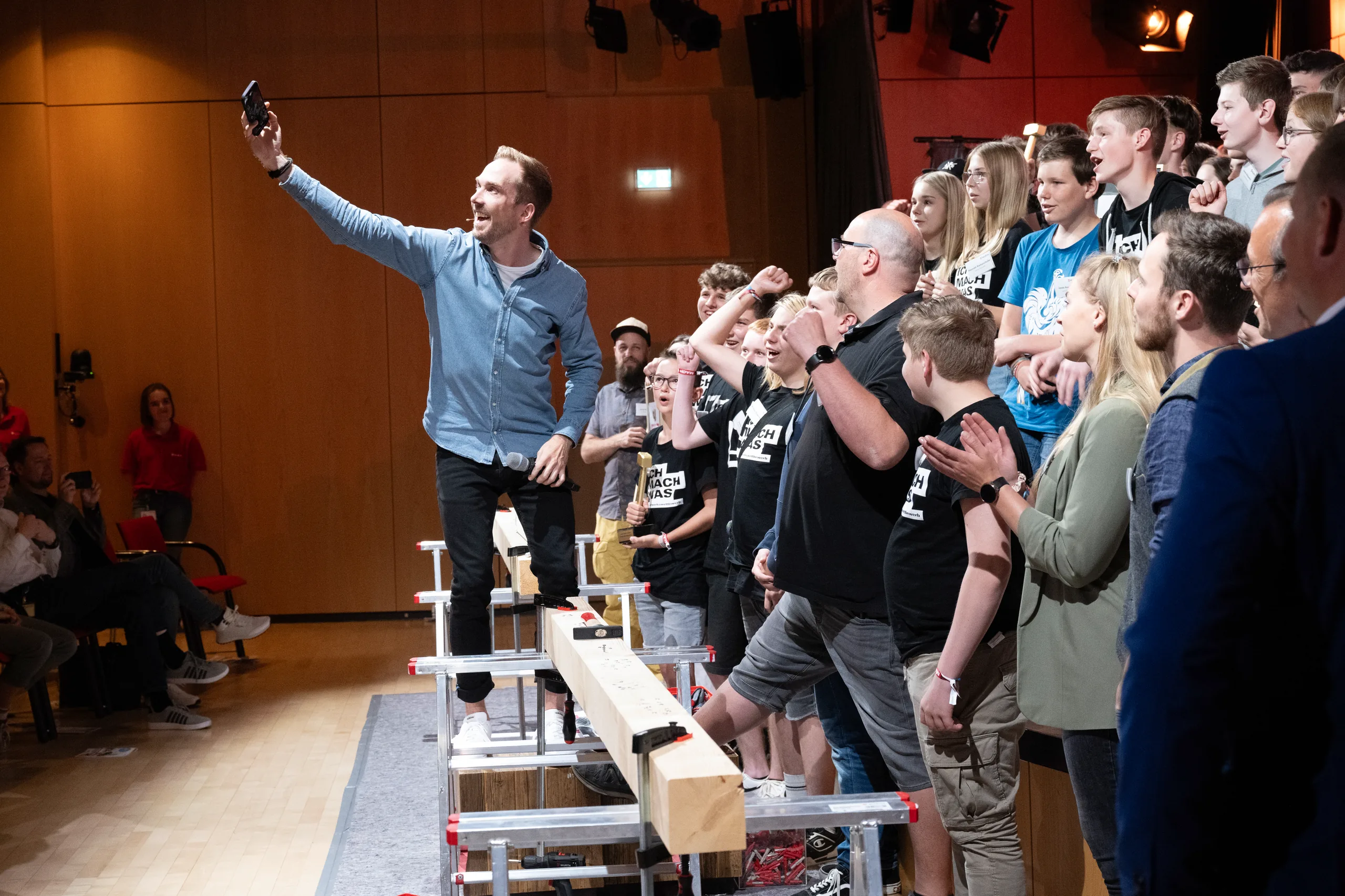 Felix Uhlig macht ein Selfie mit den Teilnehmenden von MACH WAS! 2023 in Künzelsau