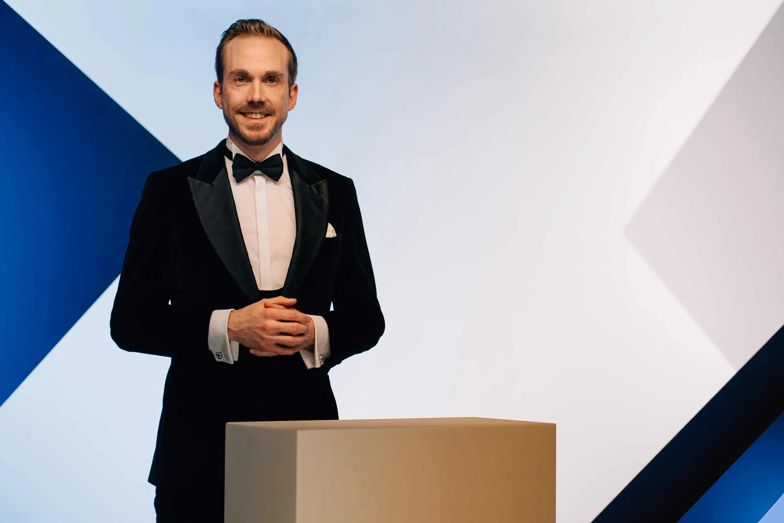 Felix Uhlig am Pult der digitalen Preisverleihung des Ecolab Food Retail Service Award 2023