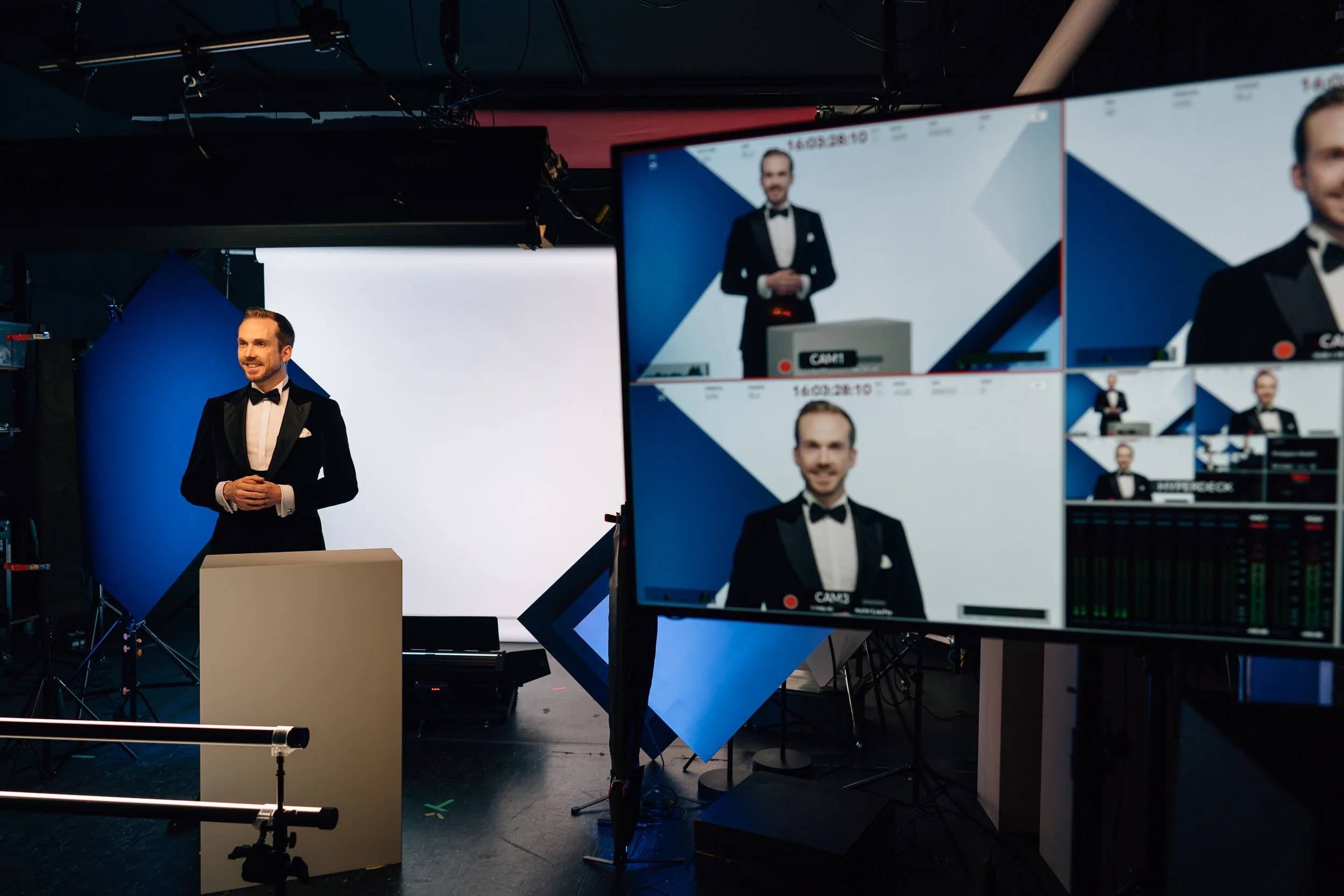 Blick ins Studio des Ecolab Food Retail Service Award 2023 mit Kamera, Monitoren und Felix Uhlig vor der Wand