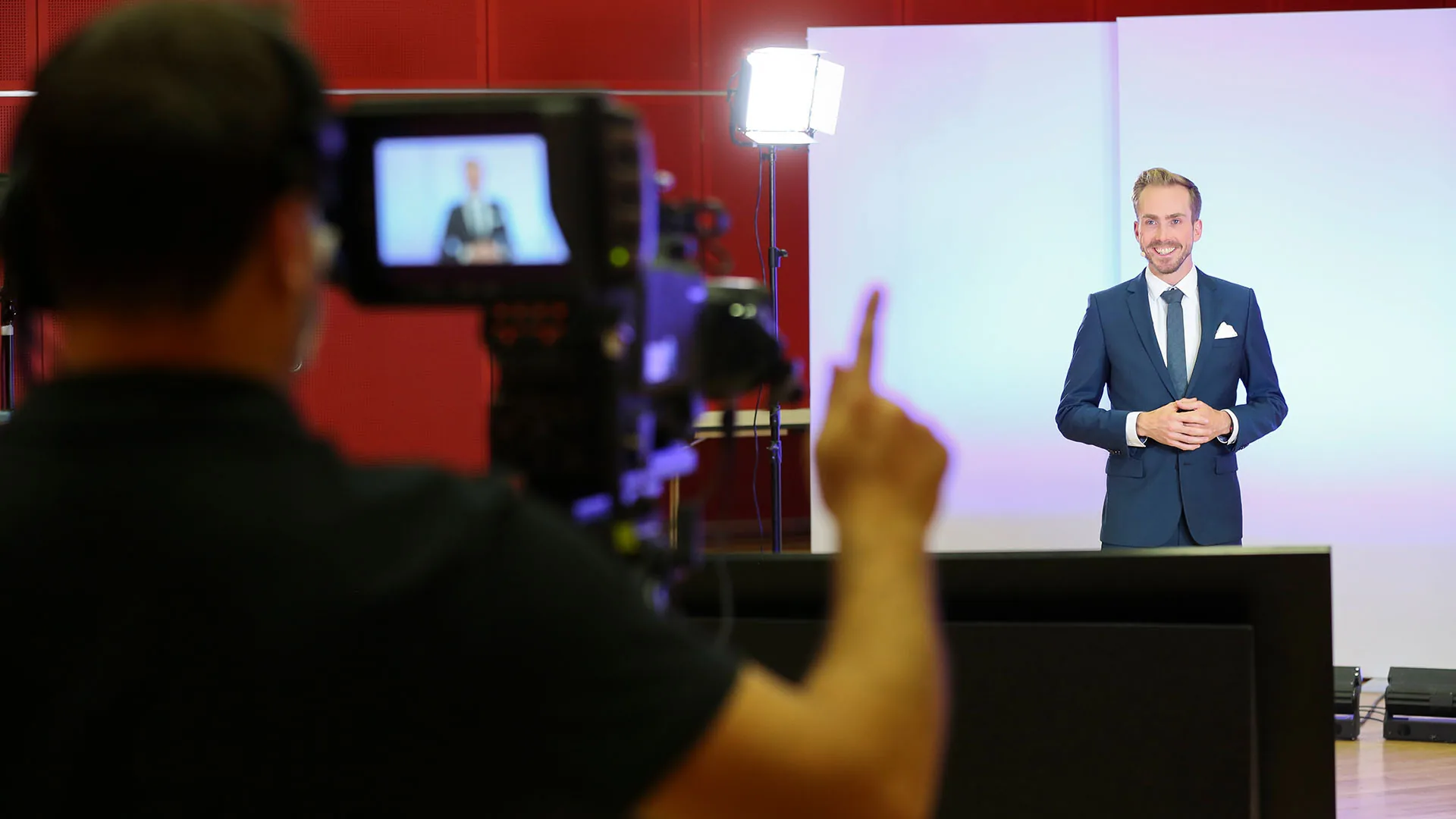 Online event host Felix Uhlig in front of the studio camera during a live stream