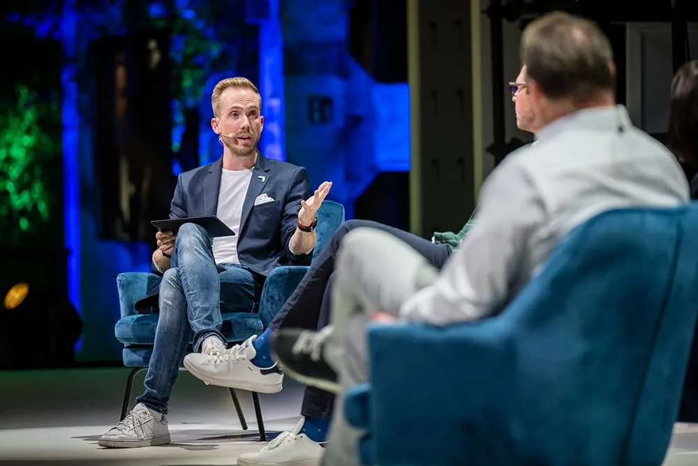 Tech Moderator Felix Uhlig beim Greentech Festival in Berlin