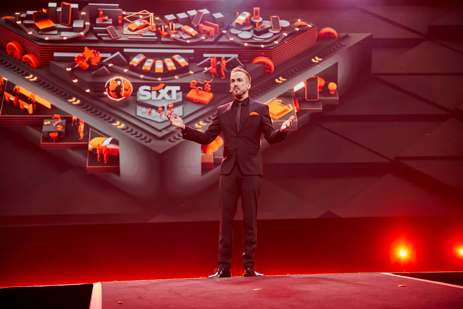 Eventmoderator Felix Uhlig live auf der großen Showbühne der Sixt World Conference 2024