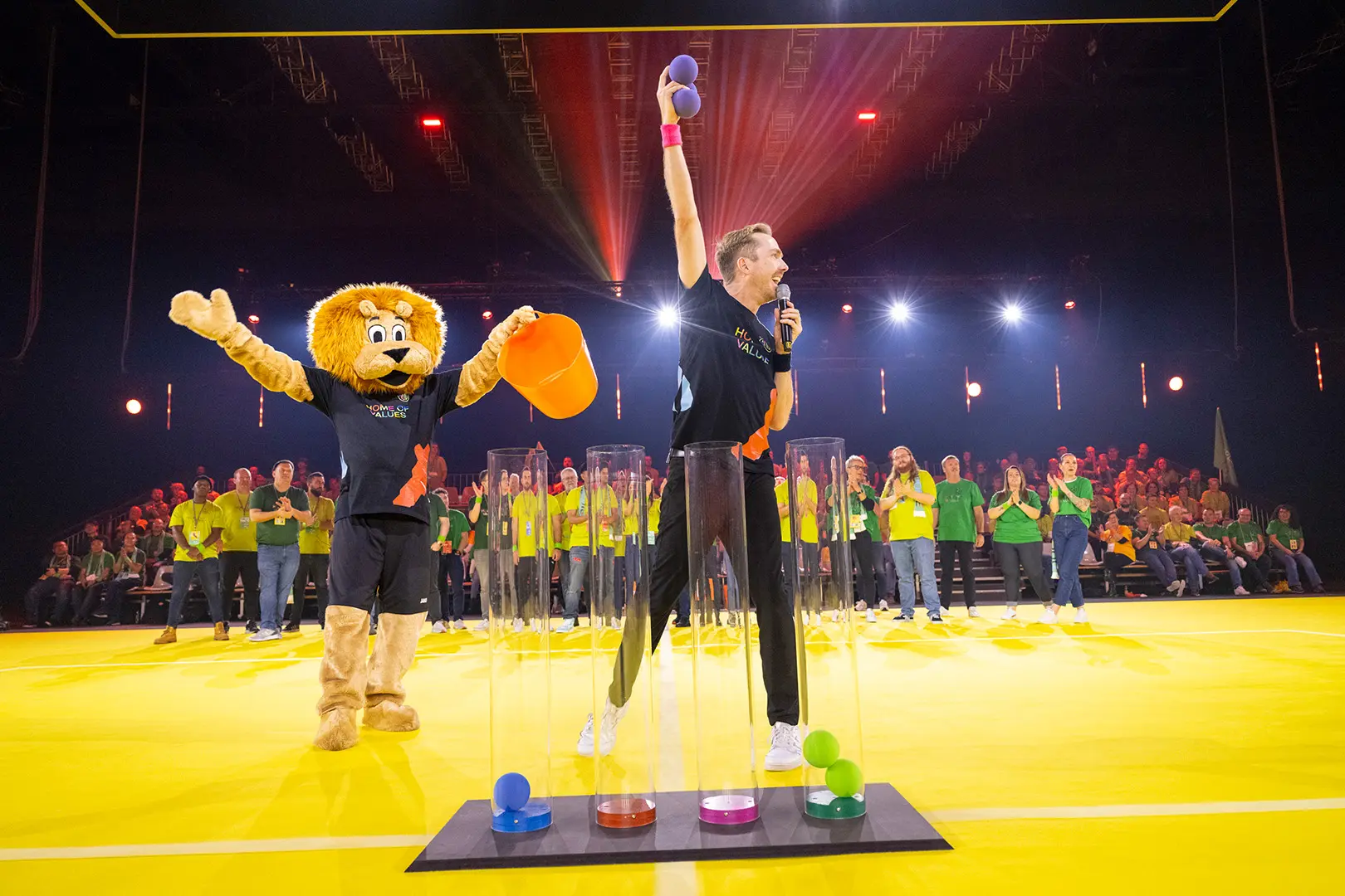 Corporate Event Moderator Felix Uhlig auf der Bühne im Europa-Park Rust beim Home of Values Finale
