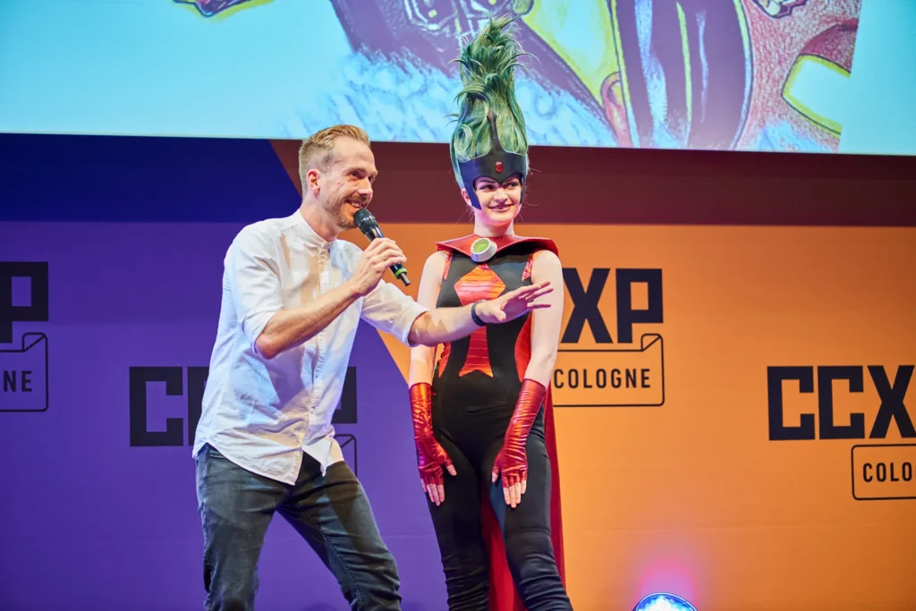 Felix Uhlig moderiert auf der großen Bühne der CCXP Cologne (Comic Con Experience) in Köln vor begeistertem Publikum
