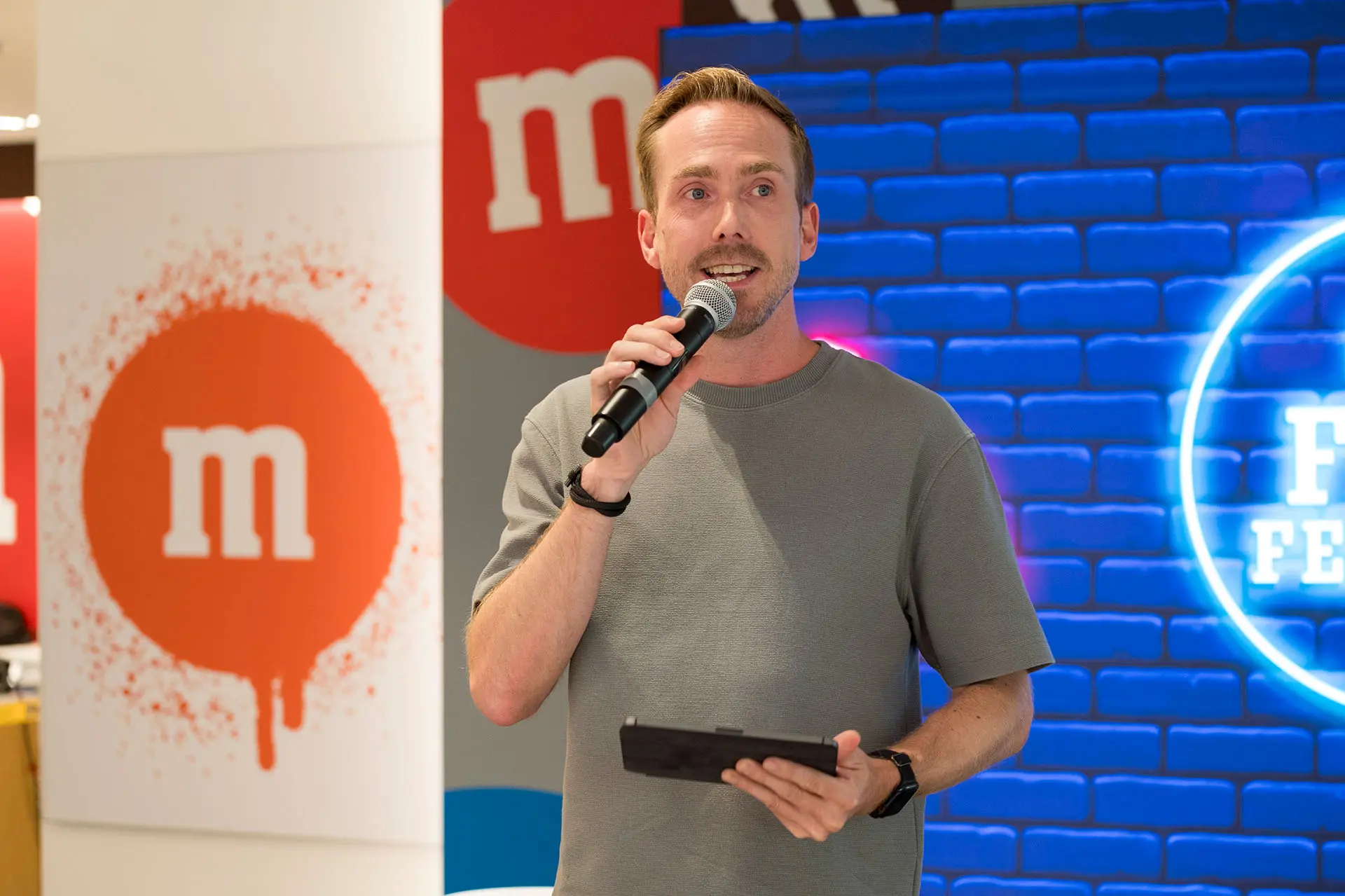 Moderator Felix Uhlig beim M&M's Filmfest Berlin in einer lockeren Moderationssituation